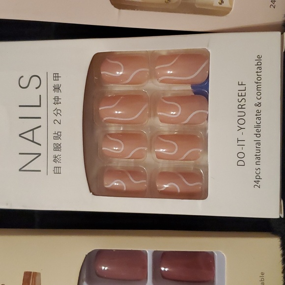 Press on Nails 5 Sets - Picture 3 of 6